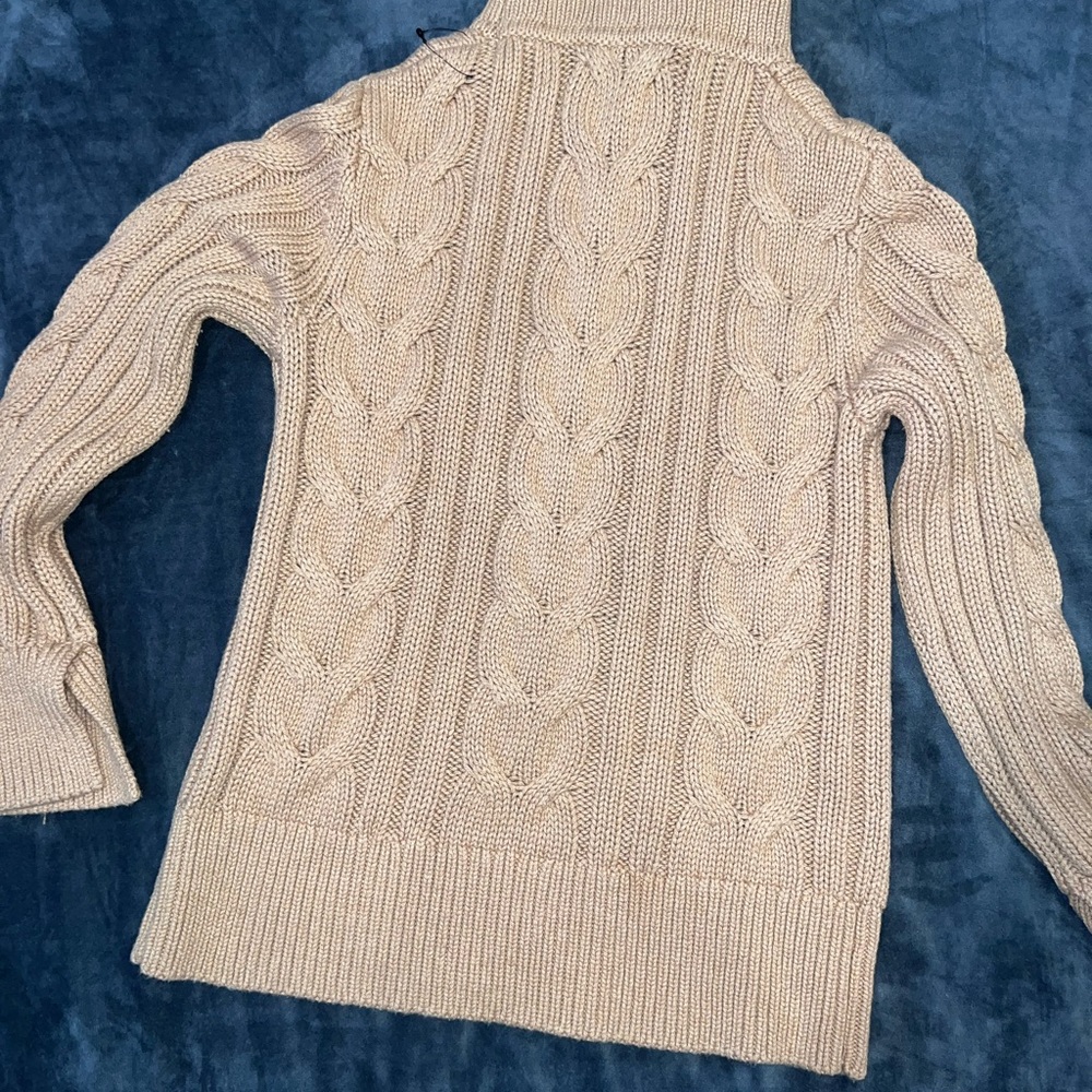 Turtle neck. Long sleeves. Drop shoulders. Ribbed neck, arm cuffs Straight hem